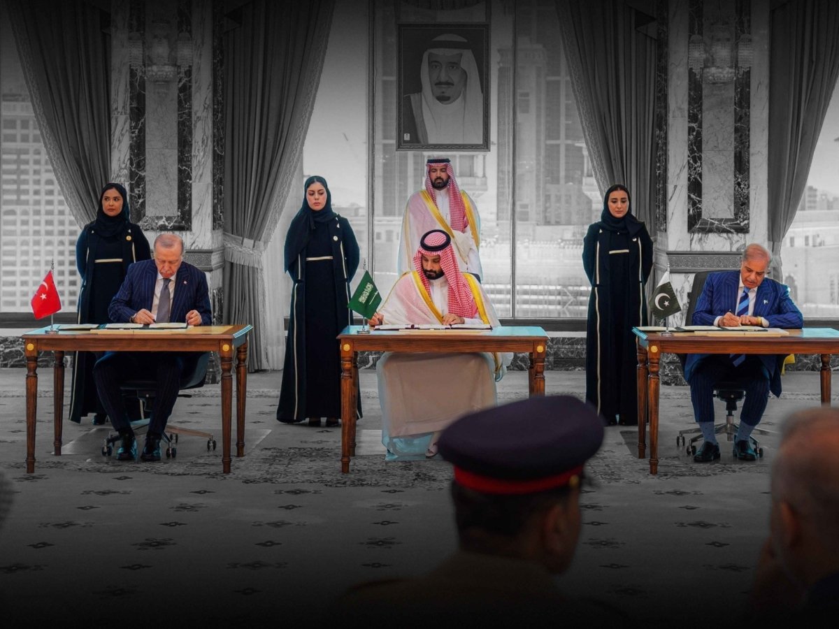 ولي العهد السعودي الأمير محمد بن سلمان، والرئيس التركي رجب طيب أردوغان ورئيس الوزراء الباكستاني شهباز شريف، وهم يوقعون اتفاقية دفاعية مشتركة في مكة المكرمة، في 7 أغسطس 2026
