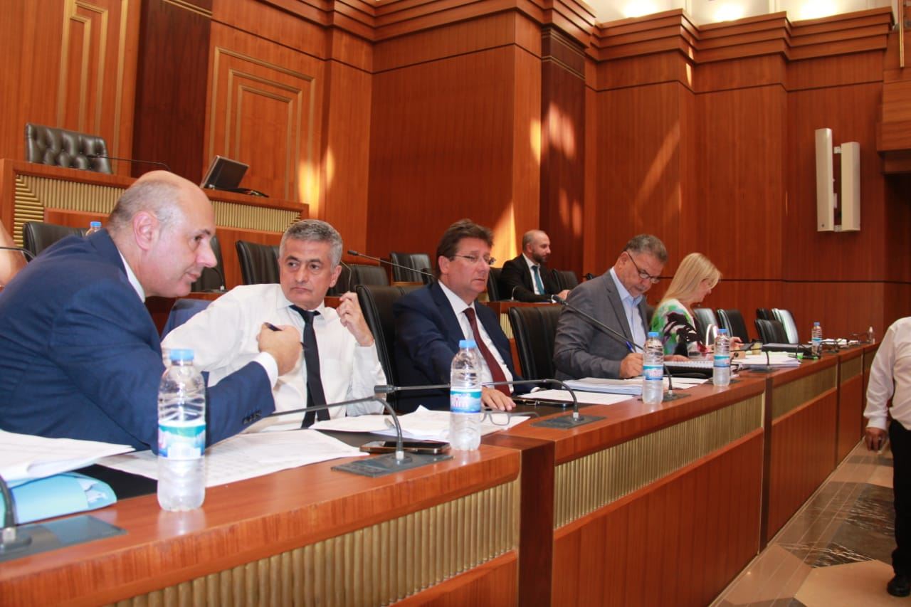 محاولات فاشلة في مشروع موازنة 2022 لإغراء المودعين: تصنيف ودائع اللبنانيين بين دولار ظريف ودولار سخيف