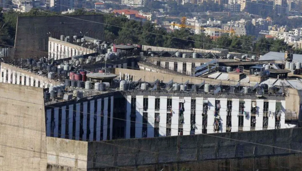 شخصان اقتربا من سور المبنى... ما حقيقة فرار مساجين من سجن رومية؟