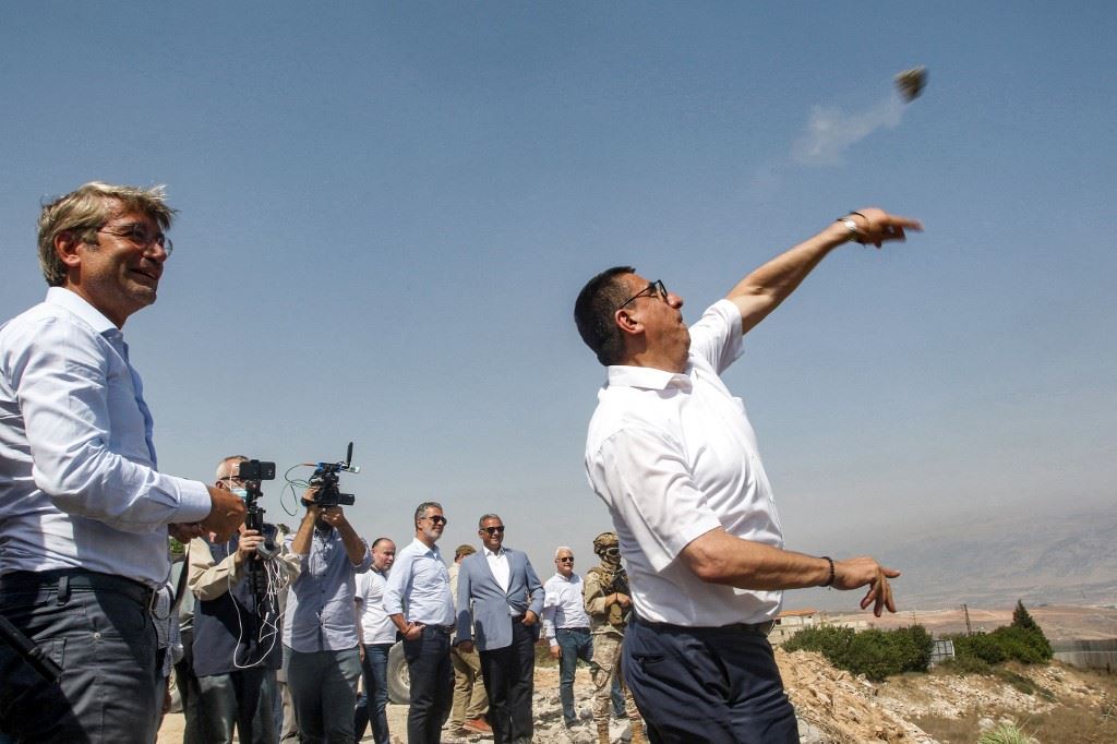 حجارة وزيري الطاقة والشؤون... ما عدنا نحتمل هذه الخفّة!