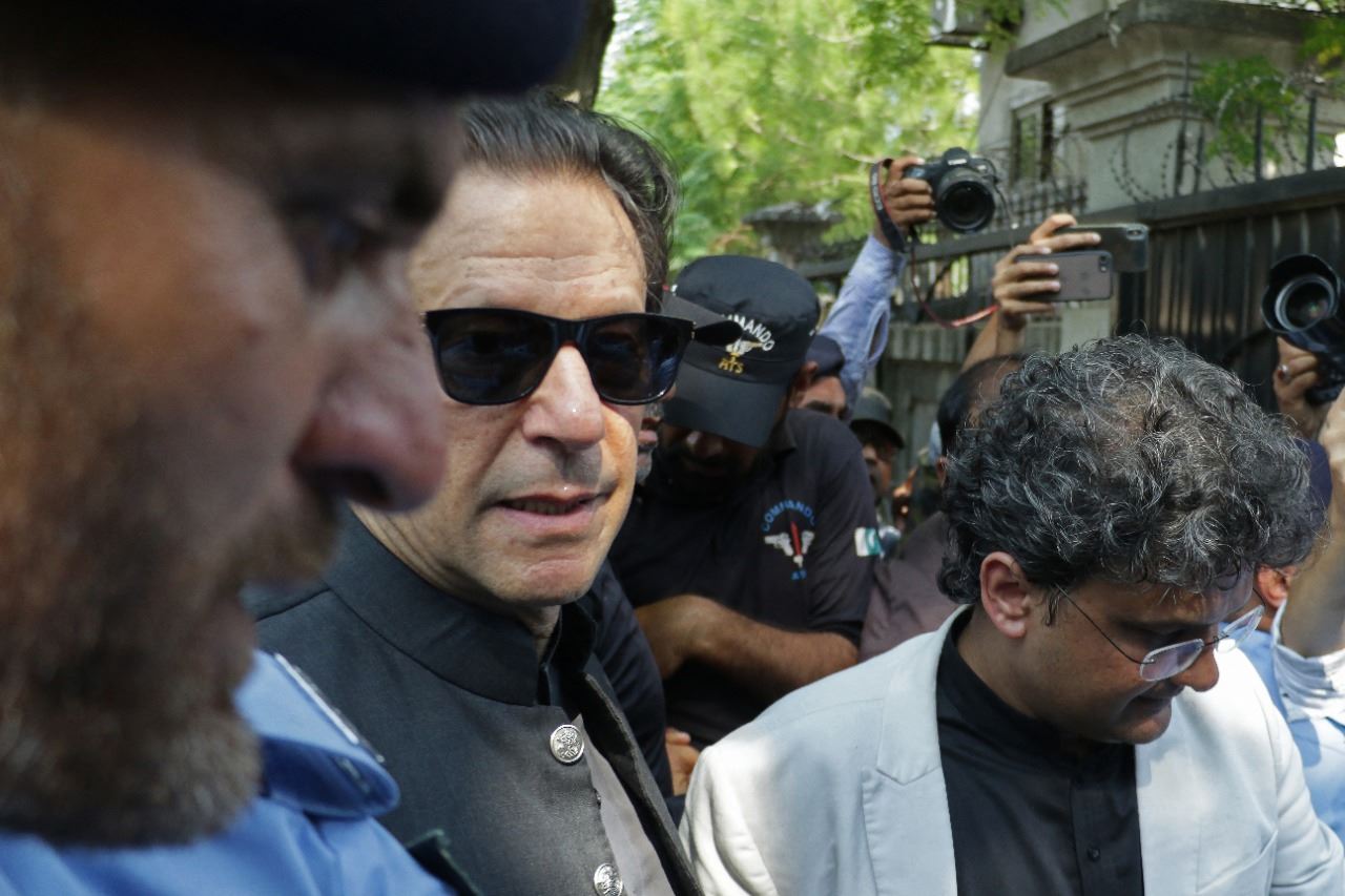 باكستان: القضاء يعتزم محاكمة رئيس الوزراء السابق عمران خان بتهمة إهانة قاضية