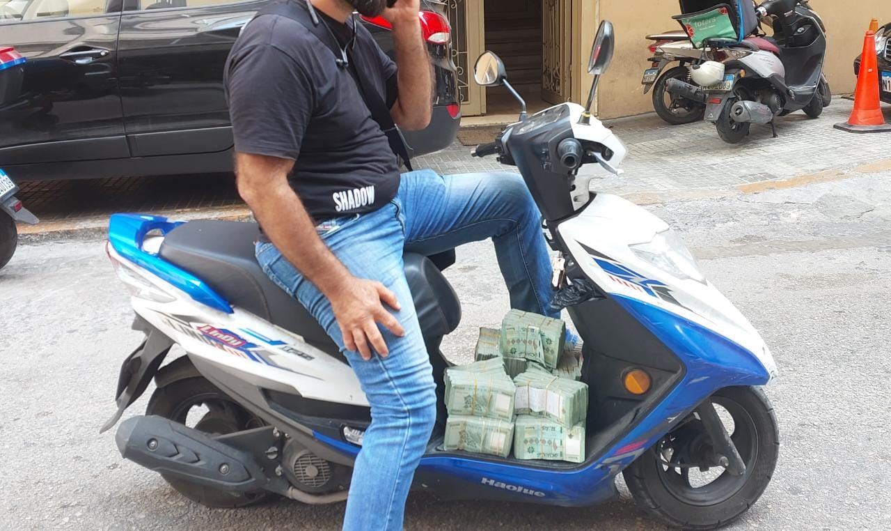 تزامناً مع انتهاء الصيف وعجز الموازنة... هل يلامس سعر صرف الدولار الخمسين ألفاً؟