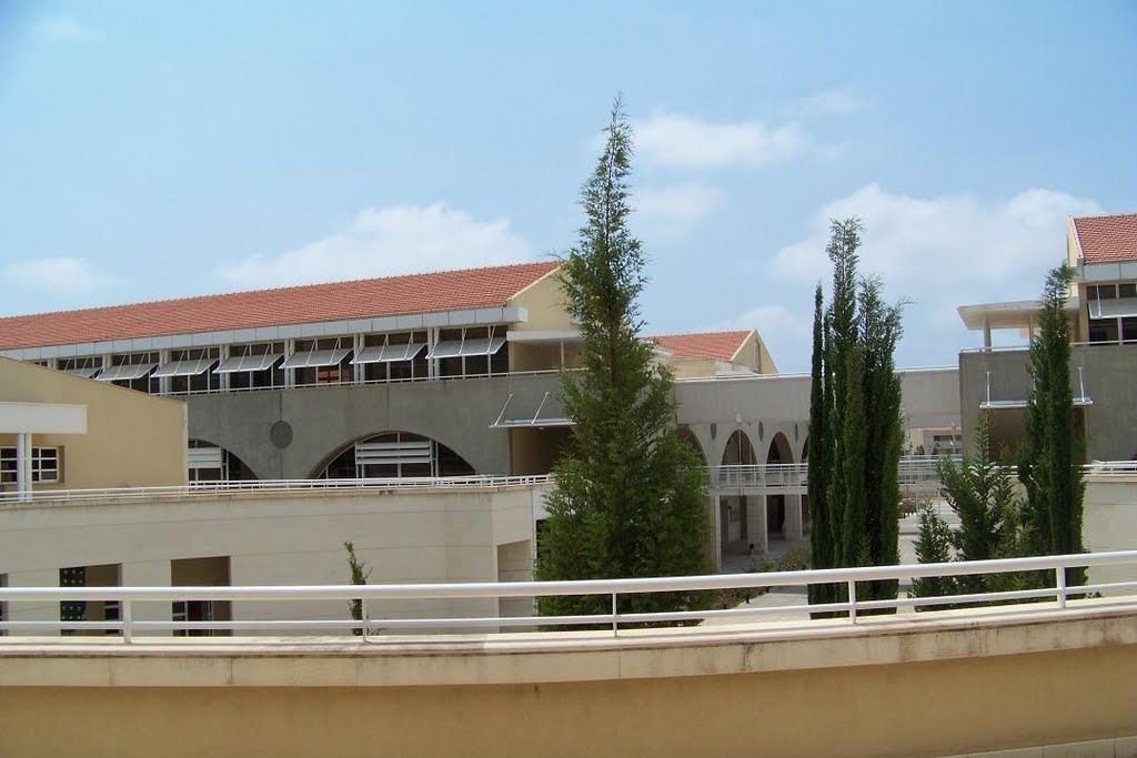 السكن الطالبي في "حيّ الجامعة" بالدولار... المعاناة تتفاقم وانعدام الأمن والخدمات! (صور)