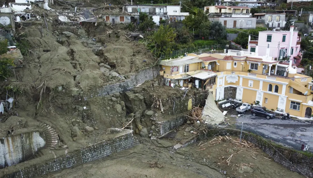 قتيلان بانزلاق تربة في إيطاليا (فيديو)