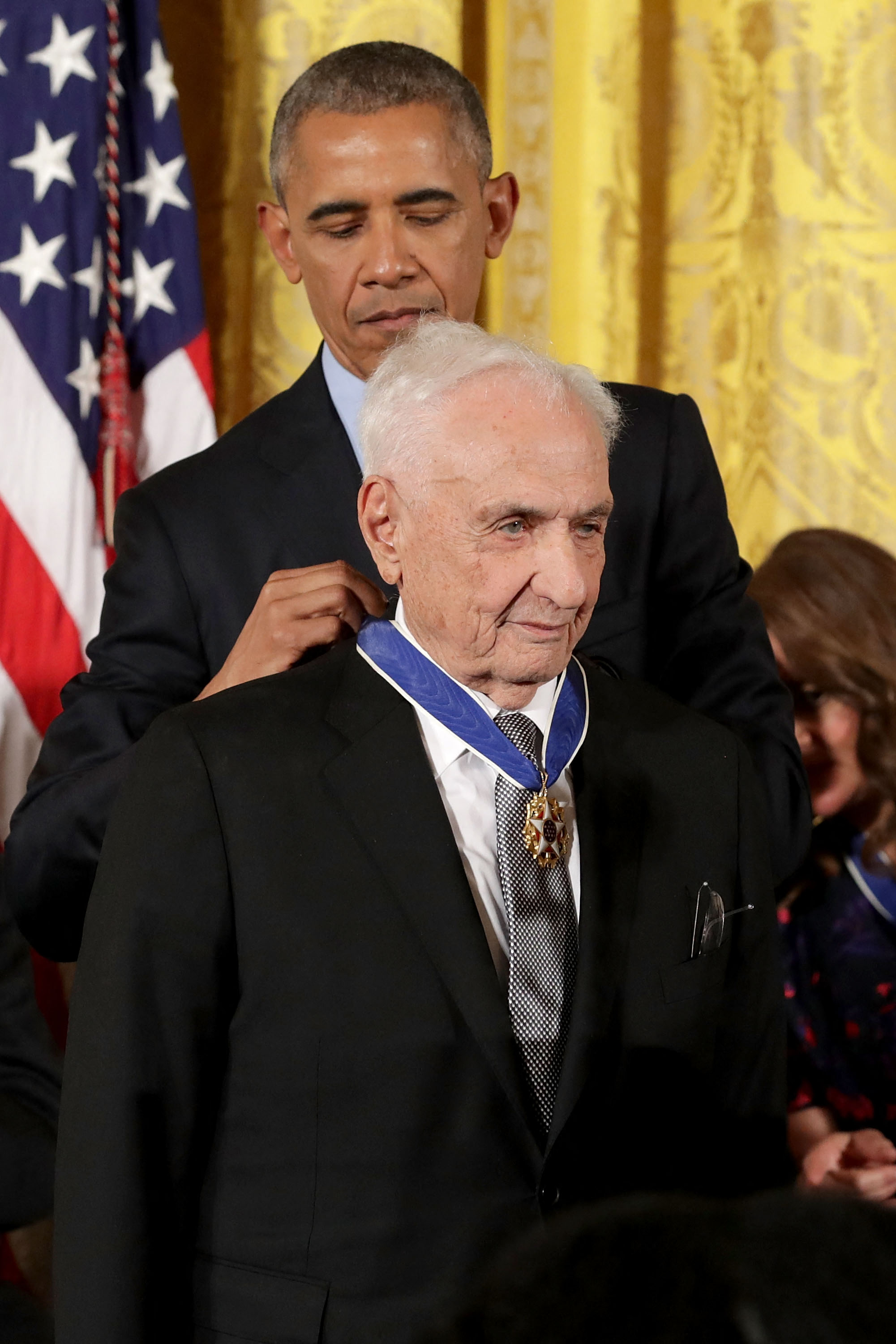 الرئيس الأميركي باراك أوباما يُسلّم ميدالية الحرية الرئاسية للمعماري المبتكر فرانك جيري خلال مراسم في الغرفة الشرقية للبيت الأبيض بتاريخ 22 تشرين الثاني 2016 في واشنطن، دي.سي. (أ.ف.ب)