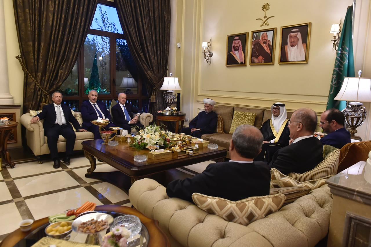 بحضور المفتي دريان... البخاري يلتقي النواب السنّة في اليرزة (صور)