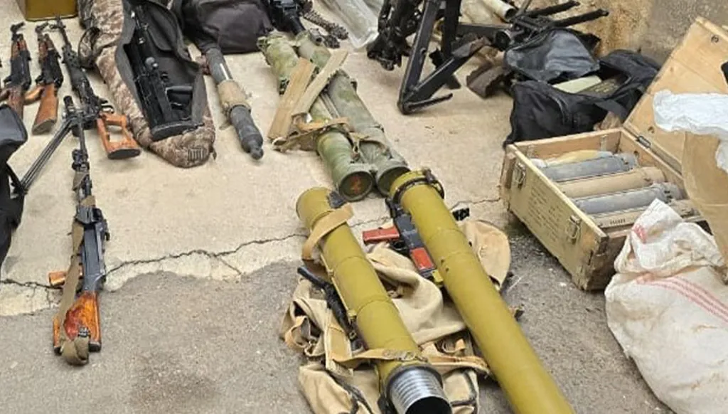 ضبط مستودع لتصنيع مواد مخدّرة في البقاع... في داخله كميّة كبيرة من الأسلحة الحربيّة  ﻿