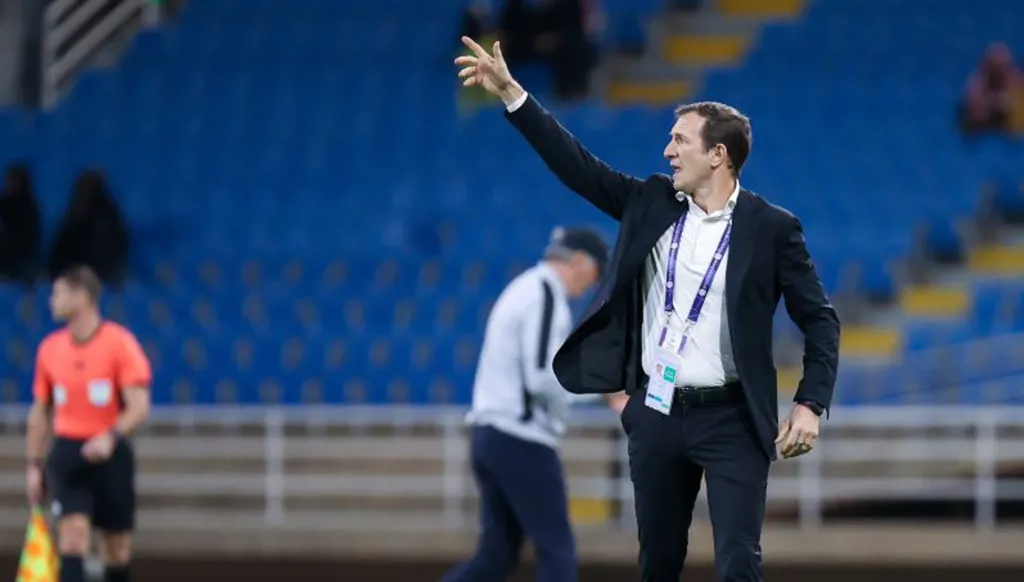 التعاون السعودي يعلن رحيل المدرب الأرجنتيني أروابارينا