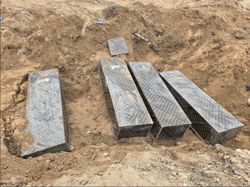 يدفن الجثمان في صندوق مرقم مع اسمه وعنوان بلدته.