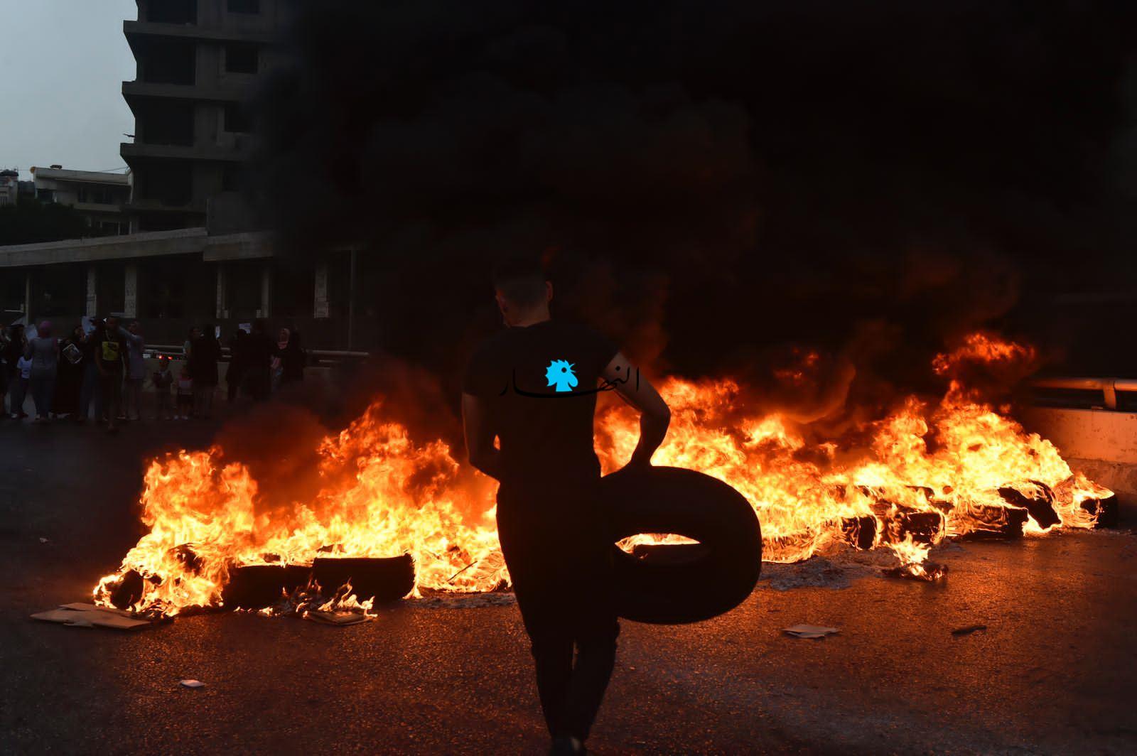مراسل "النهار": أهالي الموقوفين في حادثة الشياح - عين الرمّانة يقطعون طريق الطيّونة الآن (بالصور)