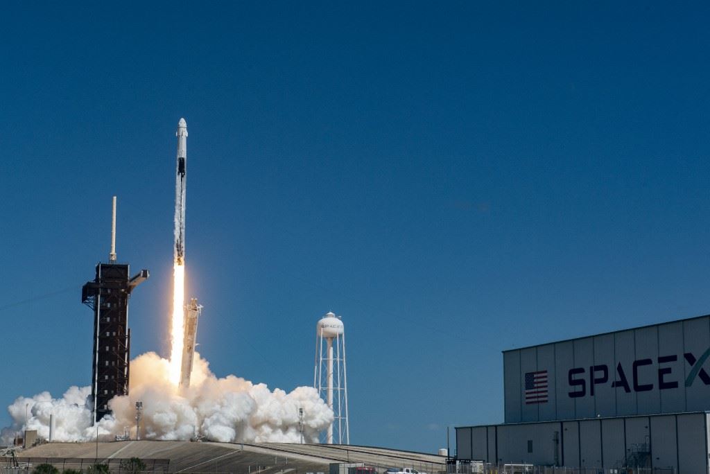 على متنها بعثة "ناسا" ورائدة روسيّة... كبسولة "سبيس إكس" تنطلق إلى محطة الفضاء (صور وفيديو)
