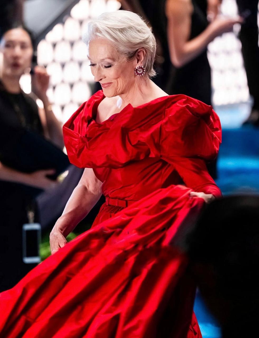 ميريل ستريب بالأحمر الجذاب (إنستغرام)