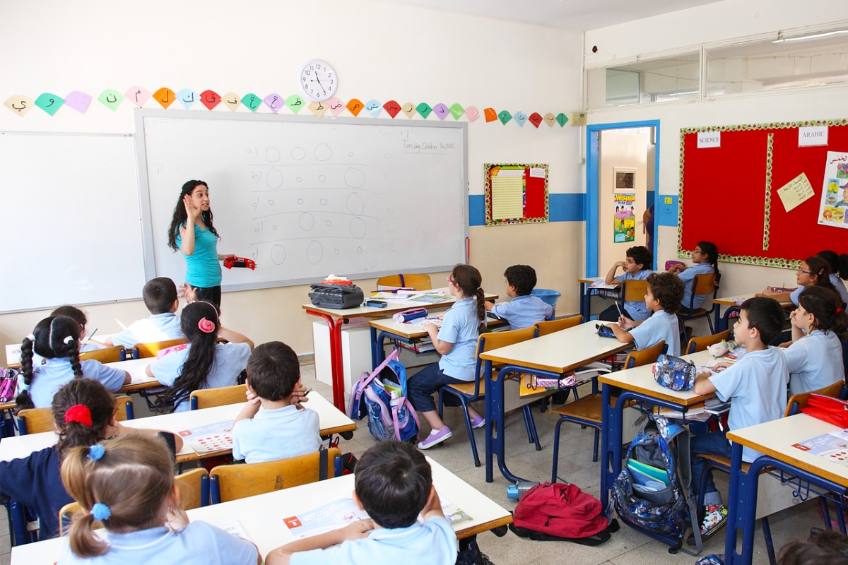 تلاميذ لبنانيون يتعلمون في الصفّ (انترنت)