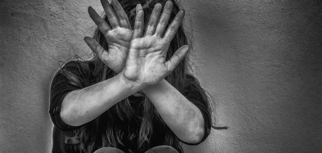 "خانني في فراشي وضربني"... حكاية بطلة تحدّت المجتمع والدين في سبيل حرّيتها