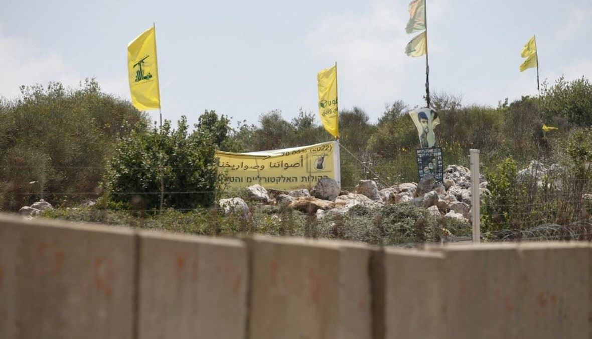 أعلام حزب الله على الحدود اللبنانية - الفلسطينية (أ ف ب).