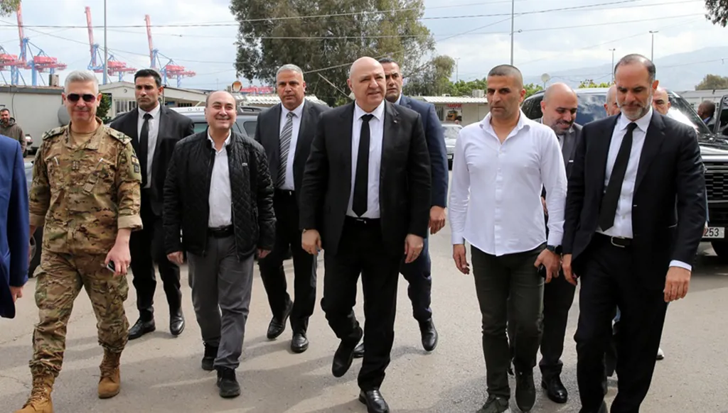 5 عند الخامسة: جولة مفاجئة لعون في "النافعة" والمرفأ... رسائل تهديد ومغلفات تحتوي مادة كيميائية والدولة المدنية هي الحل