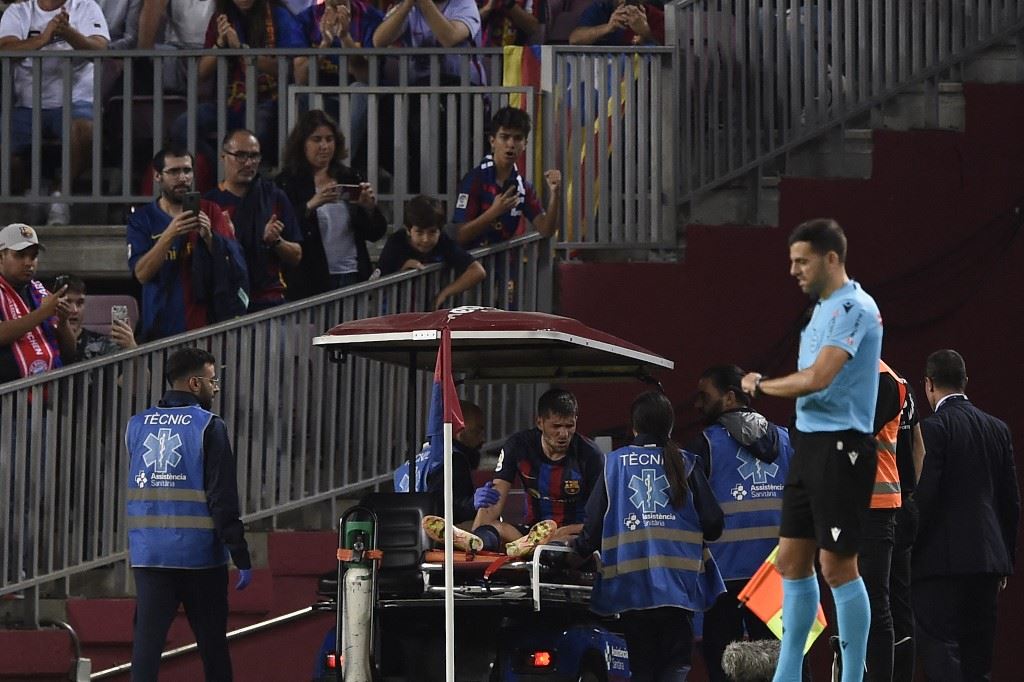 برشلونة يكشف طبيعة إصابة سيرجي روبرتو