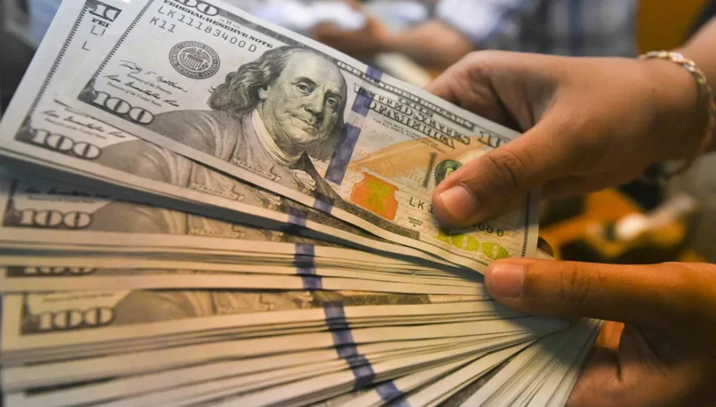 الدولار يترقب بيانات التوظيف... هل سيستمر استقراره؟