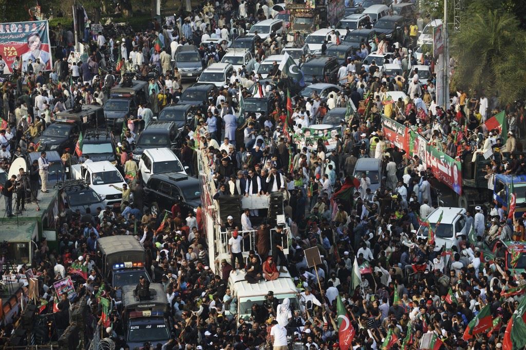 باكستان: عمران خان يطلق "مسيرة طويلة" باتّجاه العاصمة