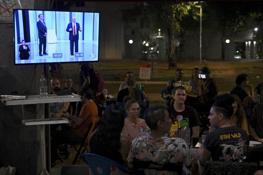 "هل تتناول الفياغرا؟"... مناظرة حامية بين لولا وبولسونارو وتبادل شتائم