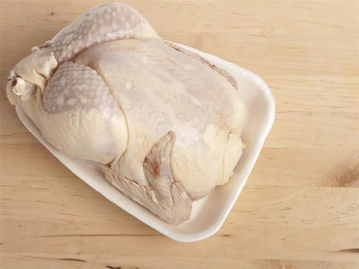 يهرّب مئات الاف الدولارات داخل الدجاج المجمد