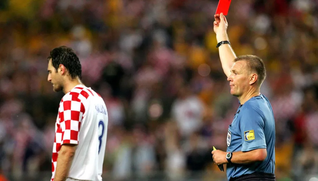 قصة اليوم: طُرد بعد 3 بطاقات صفراء!