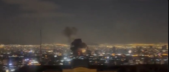 استهدف هيئة الإذاعة والتلفزيون الإيرانية (صورة متداولة/إكس).