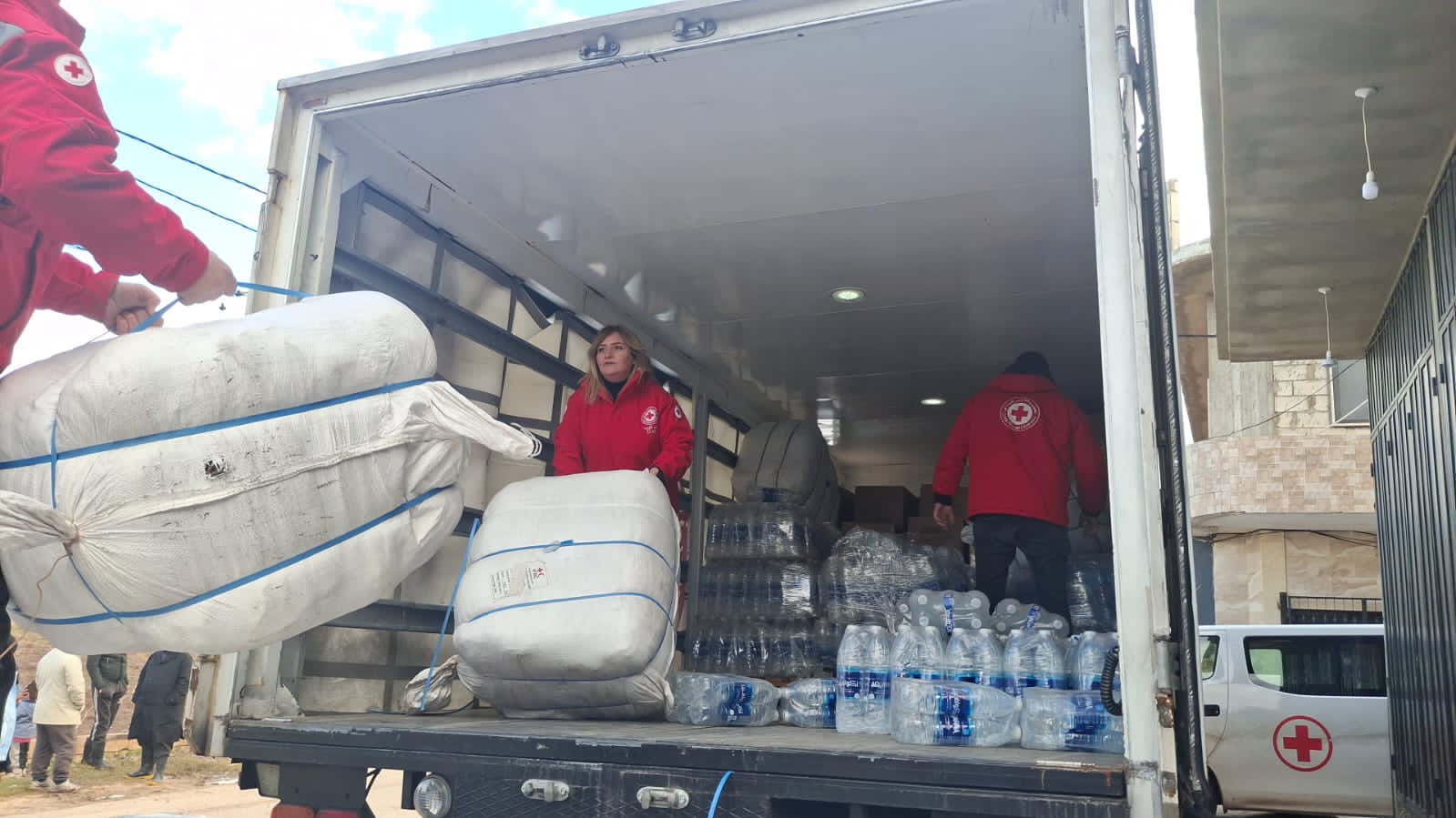 مساعدات من الصليب الآحمر.