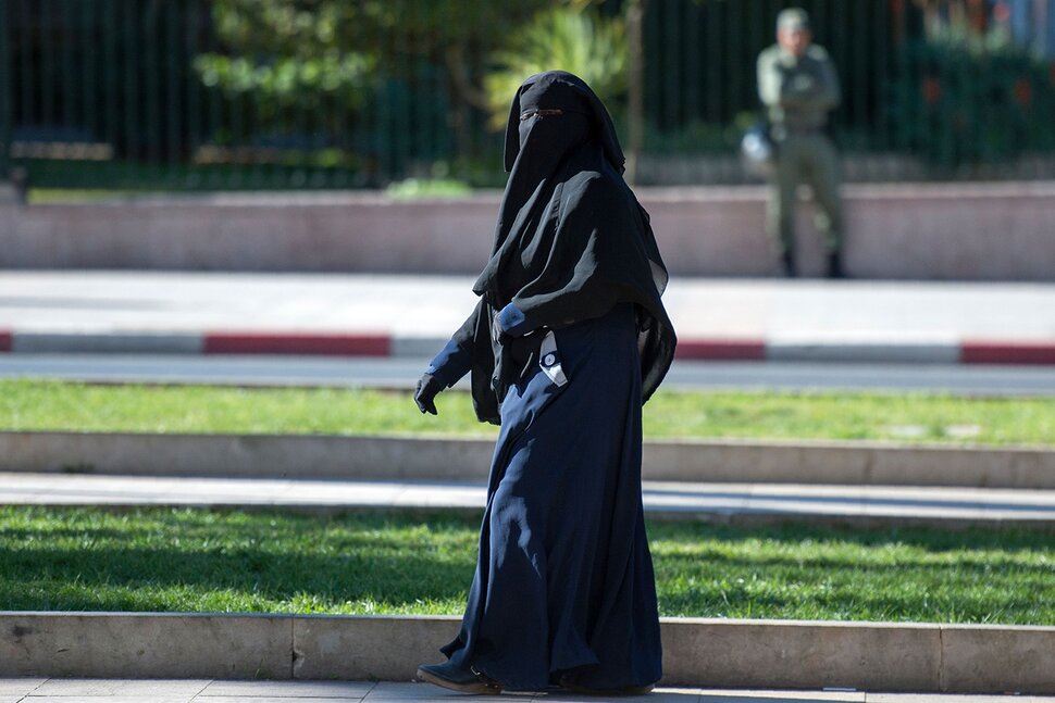 مدينة اسبانية تحظر البرقع والنقاب في الأماكن العامة