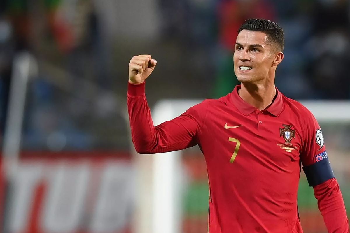 رونالدو يتغنّى بخصمه... ميسي لاعب ساحر!