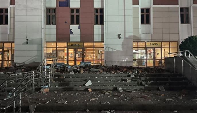 زلزال بقوة 6.1 درجات يهزّ تركيا... أكثر من 20 جريحاً أحدهم حالته حرجة بعدما قفز من مبنى
