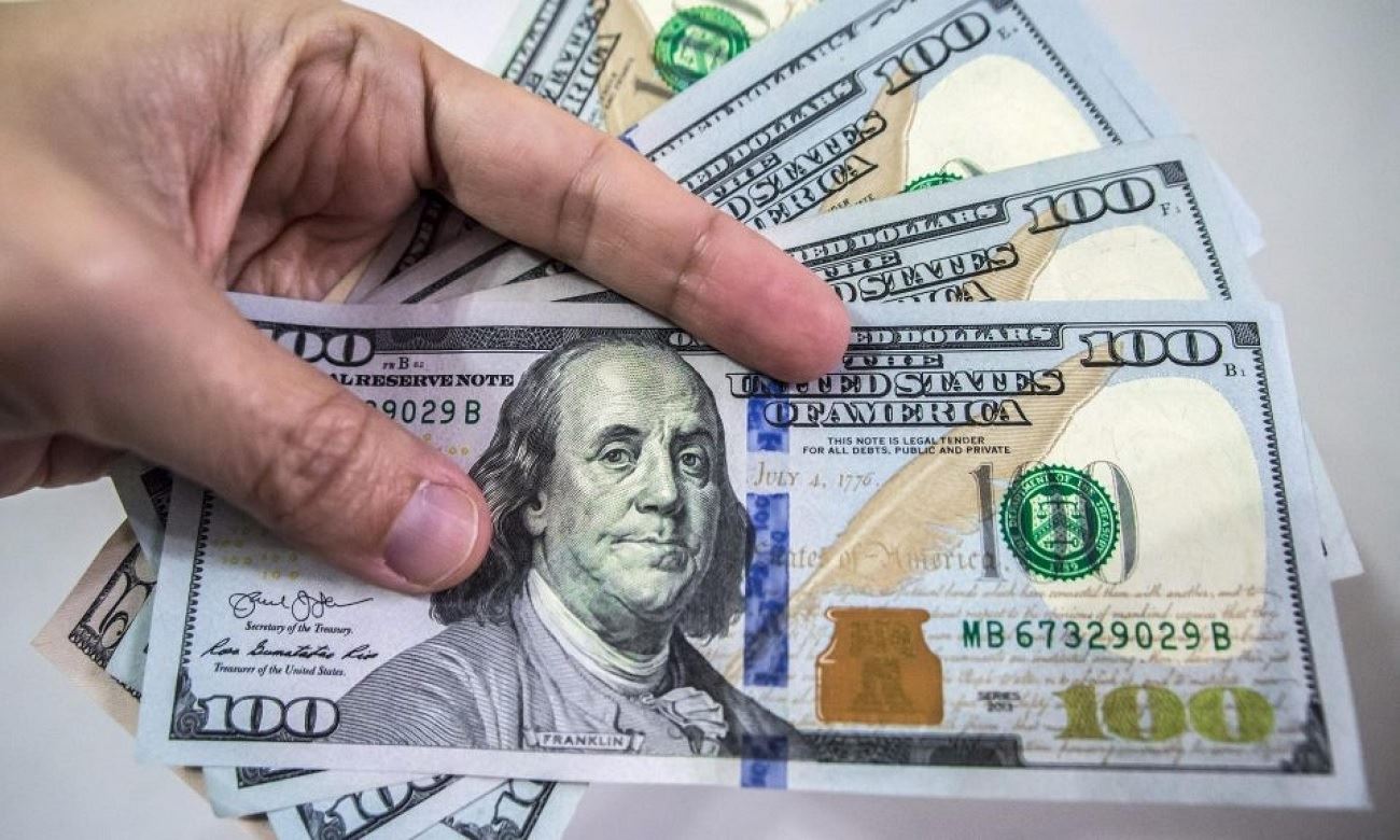 انخفاض الدولار متأثراً ببيانات أميركية