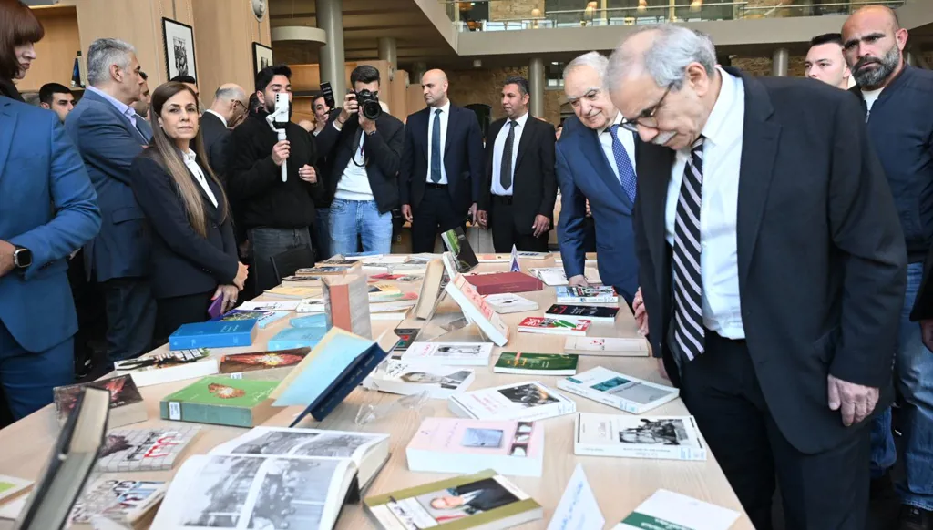سلام يفتتح ووزير الثقافة معرض صور "خمسون في خمسين" في ذكرى الحرب الأهلية اللبنانية