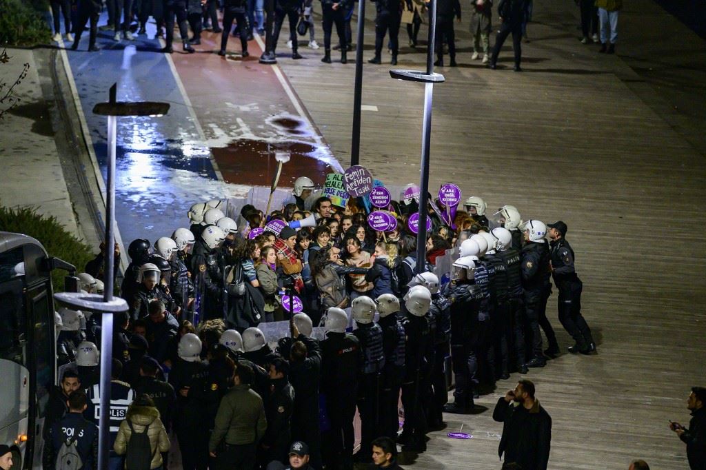 اعتقال عشرات المتظاهرات خلال تجمّع مناهض للعنف ضدّ المرأة في تركيا
