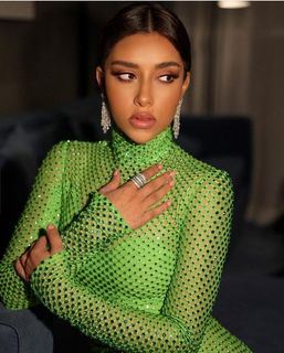 بلقيس بفستان أخضر خلال حفلها الأخير في الشارقة