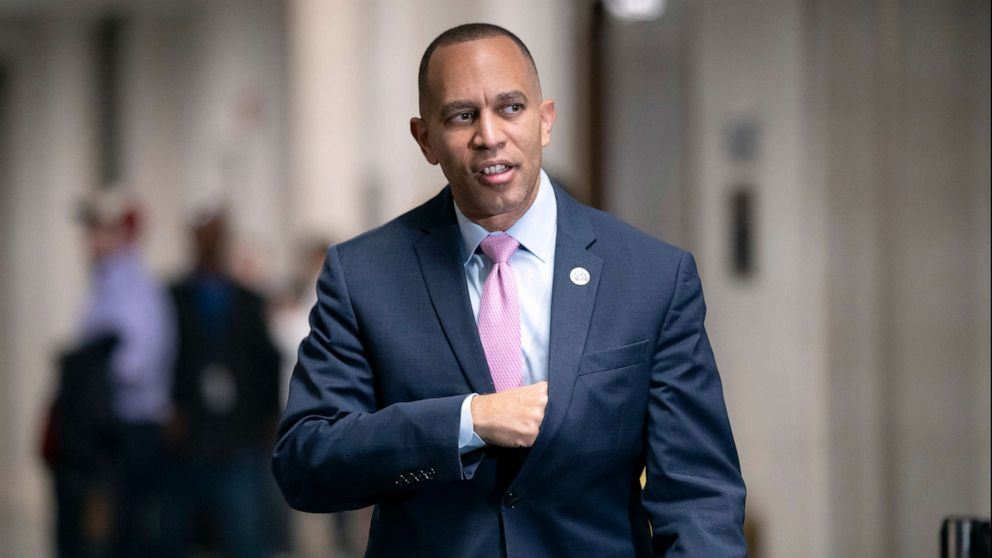 حكيم جيفريز... أول أميركي أسود يصبح زعيماً للديموقراطيين في مجلس النواب