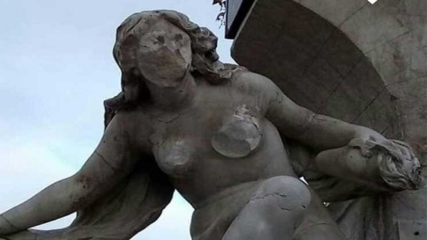 الأضرار التي لحقت بالتمثال (مواقع التواصل)