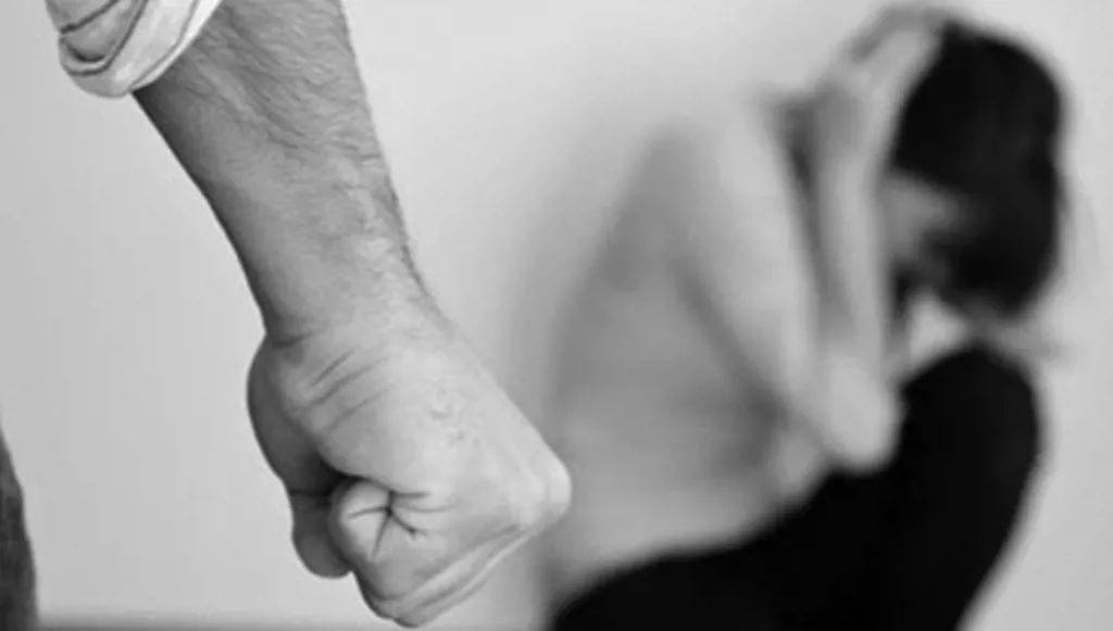 اتهام رئيس سابق بضرب "السيدة الأولى": "إذا كان هناك أي شخص تحمّل الإهانات وسوء المعاملة، فهو أنا"