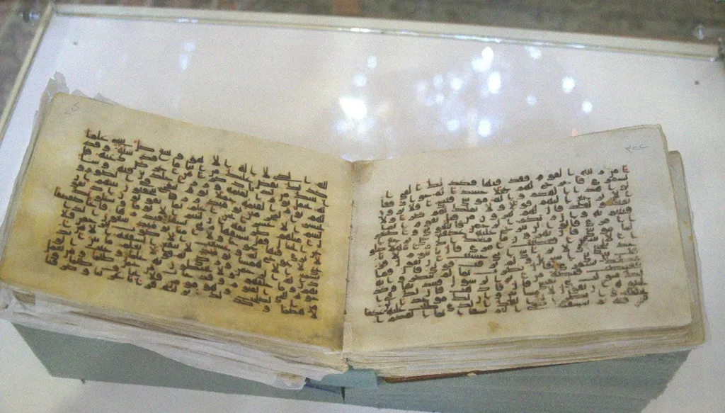 بينها نسخة بخط الإمام علي... معرض مصاحف ومخطوطات نادرة في النجف