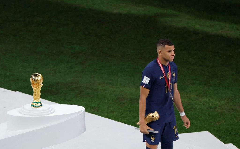 حلم مبابي بكأس ثانية توالياً يتبدد على يد ميسي