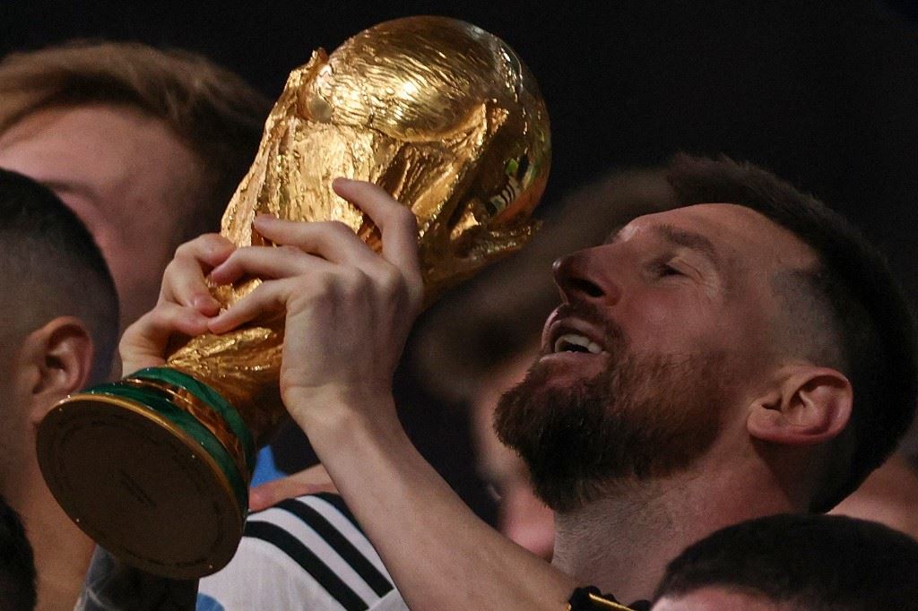 بالصور- ميسي بعد "تحقيق الحلم": شكراً لكلّ من آمن بنا