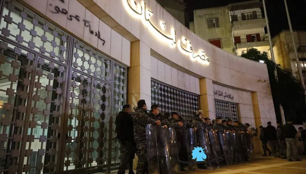 شح الدولار يقيد الإنفاق... ومصرف لبنان يتمسك بالاستقرار النقدي: خط أحمر