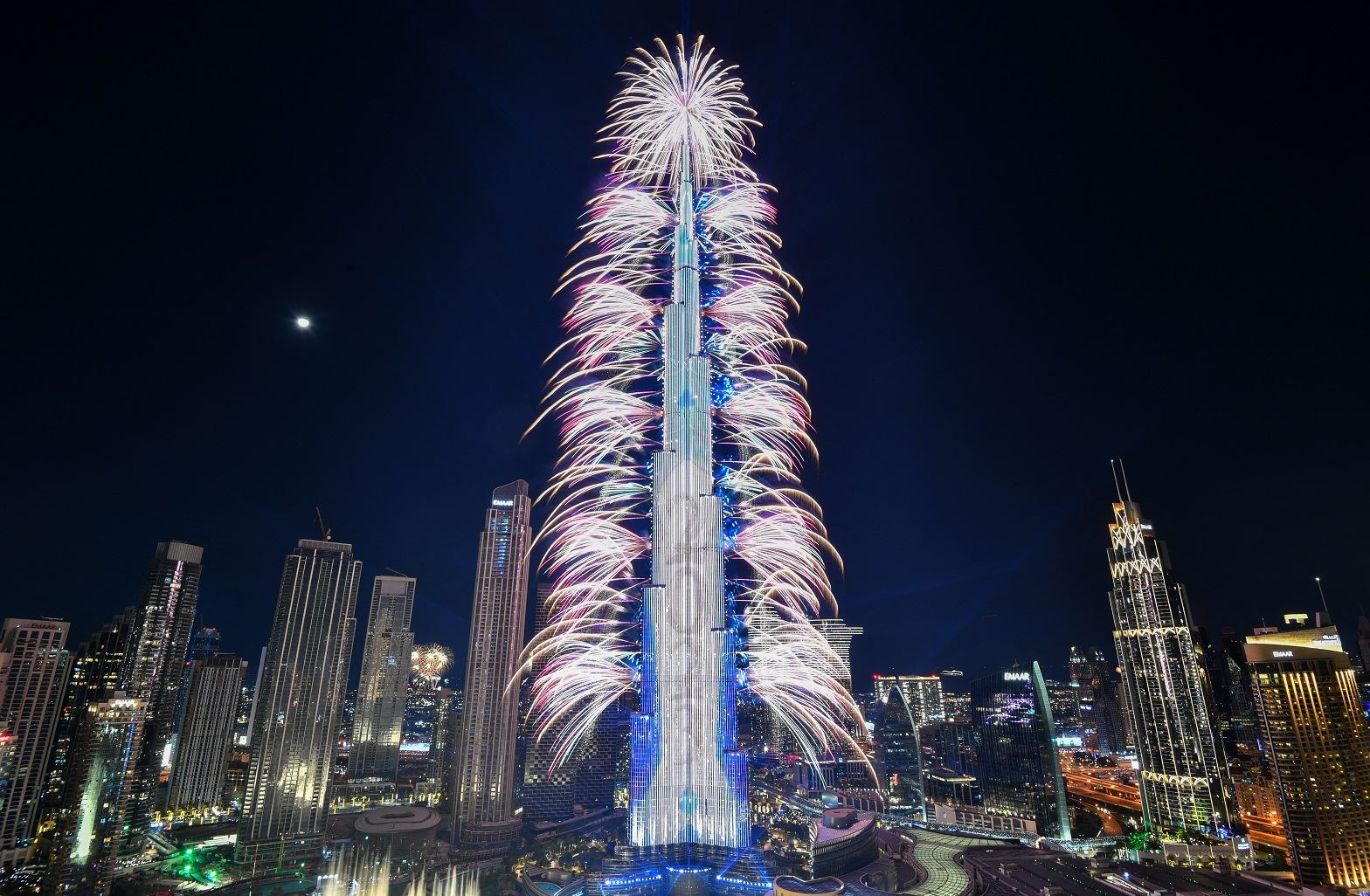 عرض مذهل في برج خليفة... أهلاً 2023 (فيديو)