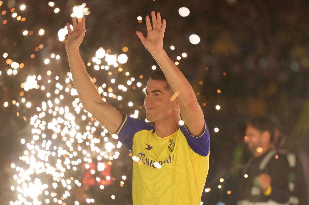 رونالدو يقود النصر السعودي لأول انتصار خارج الملاعب