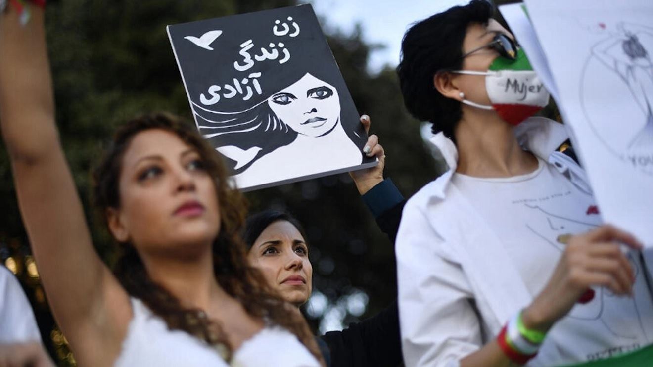 المرأة الإيرانية قامت بثورتها، فماذا عن المرأة العربية؟