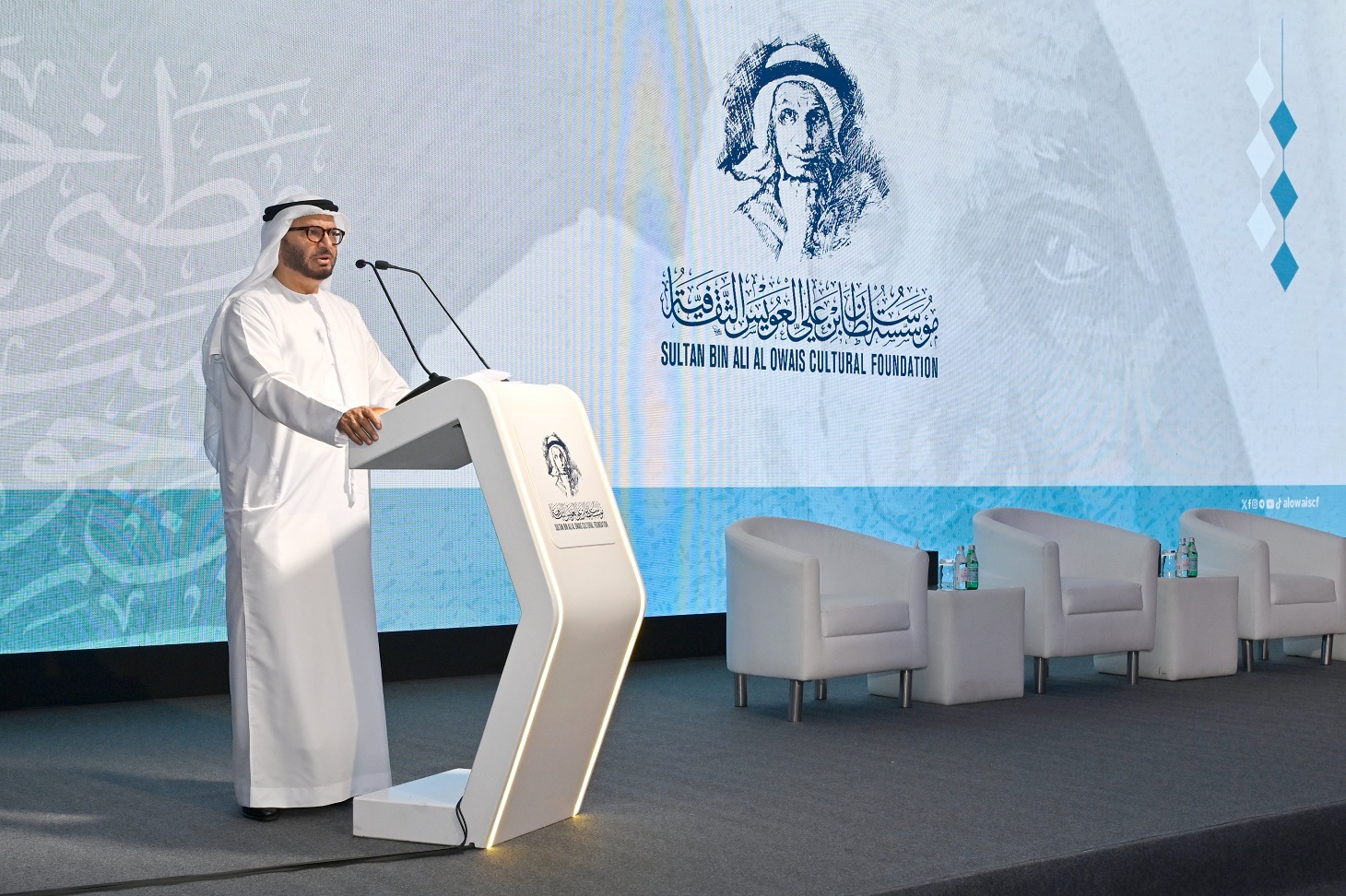 الدكتور أنور قرقاش ملقياً كلمة الافتتاح. (مؤسسة العويس)