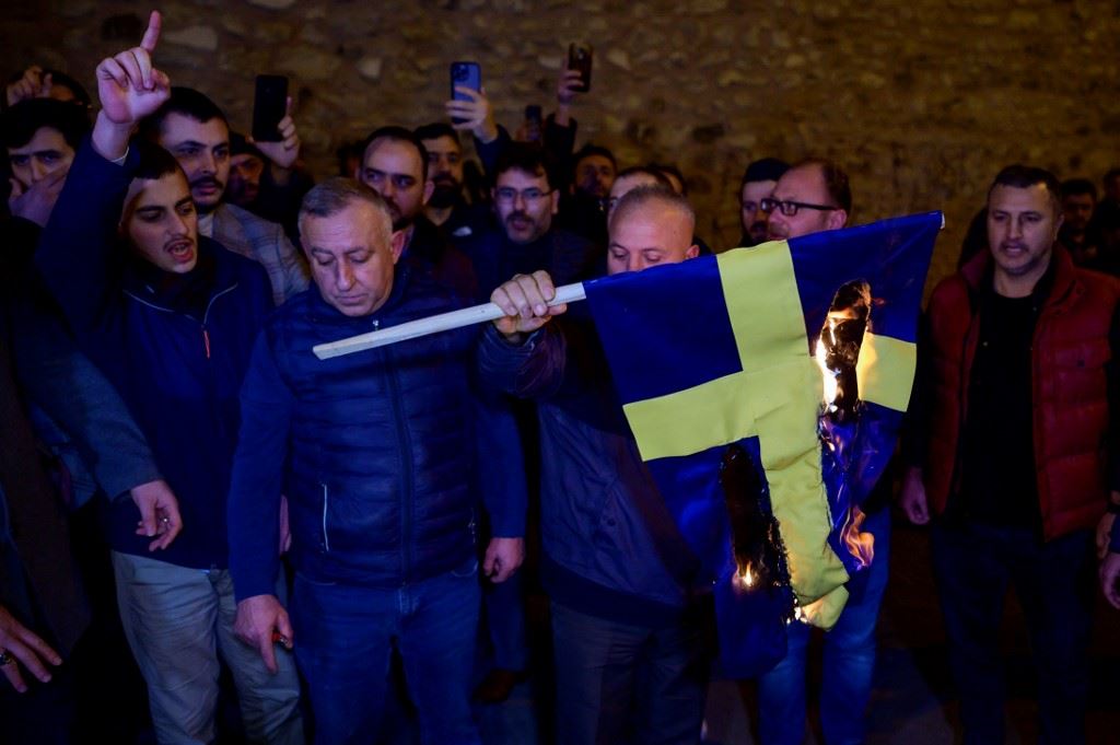 اليميني المتطرّف بالودان يحرق نسخة من القرآن في ستوكهولم... توتّر بين تركيا والسويد وإدانات عربية