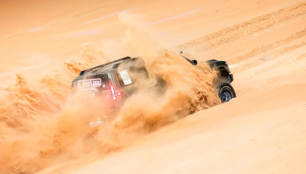 مشهد احتفالي رياضي في منافسات صعود تل السيارات ضمن مهرجان ليوا الدولي 2026