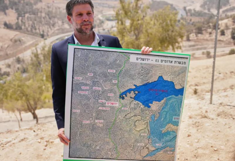 سموتريتش يعرض خريطة لمنطقة قرب مستوطنة معاليه أدوميم (وكالات)
