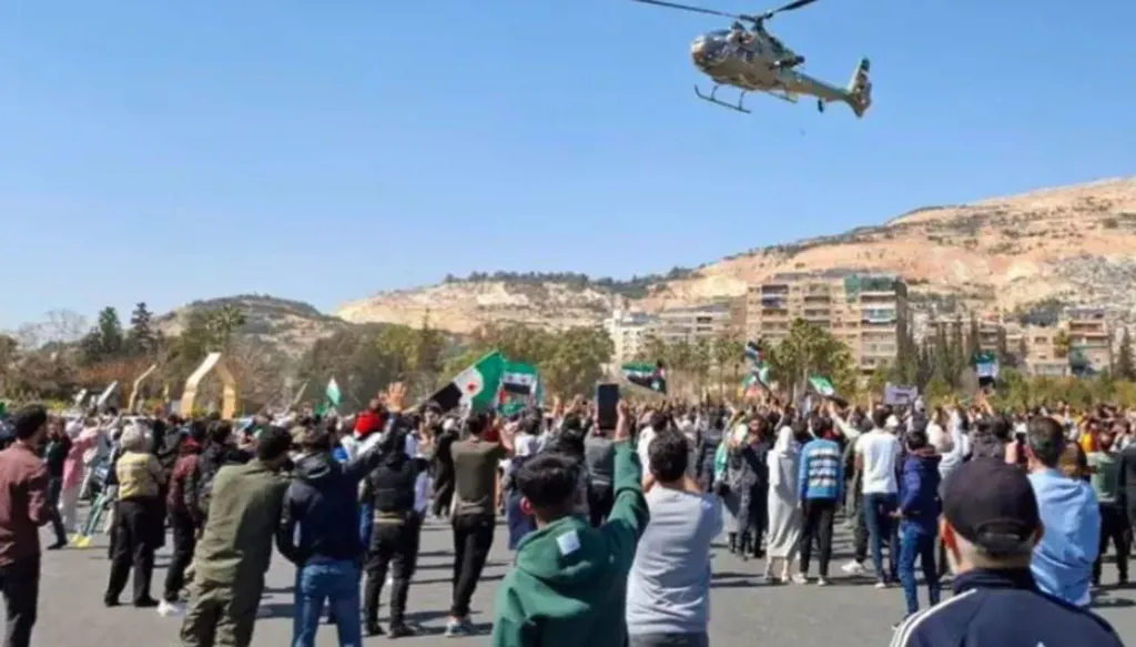 "سوريا تنتصر"... سوريون يحيون ذكرى الثورة للمرة الأولى بعد الإطاحة بالأسد (فيديو)